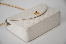 Load image into Gallery viewer, CHANEL シャネル マトラッセ22 Sフラップ Sチェーンショルダーバッグ 1番台 ココマーク ラムスキン ホワイト ゴールド金具 美品 中古 4b013215