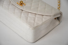 Load image into Gallery viewer, CHANEL シャネル マトラッセ22 Sフラップ Sチェーンショルダーバッグ 1番台 ココマーク ラムスキン ホワイト ゴールド金具 美品 中古 4b013215