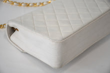 Load image into Gallery viewer, CHANEL シャネル マトラッセ22 Sフラップ Sチェーンショルダーバッグ 1番台 ココマーク ラムスキン ホワイト ゴールド金具 美品 中古 4b013215