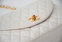 Load image into Gallery viewer, CHANEL シャネル マトラッセ22 Sフラップ Sチェーンショルダーバッグ 1番台 ココマーク ラムスキン ホワイト ゴールド金具 美品 中古 4b013215