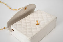 Load image into Gallery viewer, CHANEL シャネル マトラッセ22 Sフラップ Sチェーンショルダーバッグ 1番台 ココマーク ラムスキン ホワイト ゴールド金具 美品 中古 4b013215