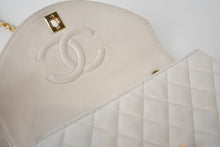 Load image into Gallery viewer, CHANEL シャネル マトラッセ22 Sフラップ Sチェーンショルダーバッグ 1番台 ココマーク ラムスキン ホワイト ゴールド金具 美品 中古 4b013215