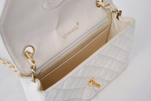 Load image into Gallery viewer, CHANEL シャネル マトラッセ22 Sフラップ Sチェーンショルダーバッグ 1番台 ココマーク ラムスキン ホワイト ゴールド金具 美品 中古 4b013215