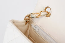 Load image into Gallery viewer, CHANEL シャネル マトラッセ22 Sフラップ Sチェーンショルダーバッグ 1番台 ココマーク ラムスキン ホワイト ゴールド金具 美品 中古 4b013215