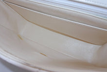 Load image into Gallery viewer, CHANEL シャネル マトラッセ22 Sフラップ Sチェーンショルダーバッグ 1番台 ココマーク ラムスキン ホワイト ゴールド金具 美品 中古 4b013215