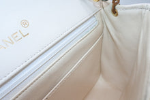 Load image into Gallery viewer, CHANEL シャネル マトラッセ22 Sフラップ Sチェーンショルダーバッグ 1番台 ココマーク ラムスキン ホワイト ゴールド金具 美品 中古 4b013215