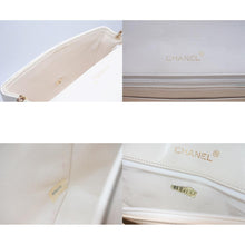 Load image into Gallery viewer, CHANEL シャネル マトラッセ22 Sフラップ Sチェーンショルダーバッグ 1番台 ココマーク ラムスキン ホワイト ゴールド金具 美品 中古 4b013215