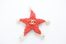 Load image into Gallery viewer, CHANEL シャネル ヴィンテージ ヒトデ ブローチ 重量約15.08g 93C刻印 ココマーク フェイクパール アーカイブ 美品 中古 4b013295