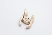 Load image into Gallery viewer, 極美品 CHANEL シャネル ココマーク ゴールドグリッターラメ ピアス 重量約3.1g 10CSV刻印 メタル GP ゴールドラメ 両耳用 中古 4b002824