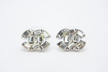 Load image into Gallery viewer, 極美品 CHANEL シャネル ココマーク スクエアストーン ピアス 重量約4.7g 01P刻印 シルバー ラインストーン 中古 4b012968