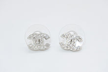 Load image into Gallery viewer, 極美品 CHANEL シャネル ラインストーン ココマーク ピアス 両耳用 重量約1.6g シルバー クリア メタル 中古 4b012976