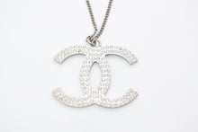Load image into Gallery viewer, CHANEL シャネル ココマーク ネックレス 重量約14.3g 01P刻印 ラインストーン メタル 両耳用 美品 中古 4b12971