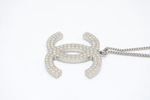 Load image into Gallery viewer, CHANEL シャネル ココマーク ネックレス 重量約14.3g 01P刻印 ラインストーン メタル 両耳用 美品 中古 4b12971