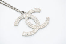 Load image into Gallery viewer, CHANEL シャネル ココマーク ネックレス 重量約14.3g 01P刻印 ラインストーン メタル 両耳用 美品 中古 4b12971