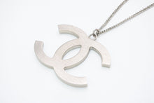 Load image into Gallery viewer, CHANEL シャネル ココマーク ネックレス 重量約14.3g 01P刻印 ラインストーン メタル 両耳用 美品 中古 4b12971