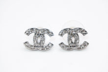 Load image into Gallery viewer, CHANEL シャネル ココマーク ピアス 重要約2.3g B14A刻印 ラインストーン メタル チェーン柄 両耳用 美品 中古 4b12967