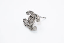 Load image into Gallery viewer, CHANEL シャネル ココマーク ピアス 重要約2.3g B14A刻印 ラインストーン メタル チェーン柄 両耳用 美品 中古 4b12967