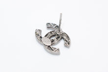 Load image into Gallery viewer, CHANEL シャネル ココマーク ピアス 重要約2.3g B14A刻印 ラインストーン メタル チェーン柄 両耳用 美品 中古 4b12967