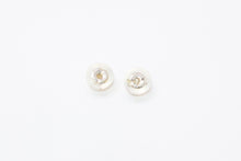 Load image into Gallery viewer, CHANEL シャネル ココマーク ピアス 重量約2.1g 05A刻印 カラーストーン メタル シルバー 両耳用 美品 中古 4b12963
