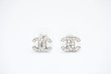 Load image into Gallery viewer, CHANEL シャネル ココマーク ピアス 重量約1.4g 09C刻印 ラインストーン メタル シルバー 両耳用 美品 中古 4b12970