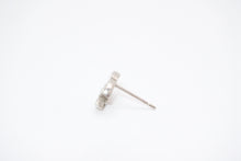 Load image into Gallery viewer, CHANEL シャネル ココマーク ピアス 重量約1.4g 09C刻印 ラインストーン メタル シルバー 両耳用 美品 中古 4b12970