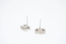 Load image into Gallery viewer, CHANEL シャネル ココマーク ピアス 重量約1.4g 09C刻印 ラインストーン メタル シルバー 両耳用 美品 中古 4b12970