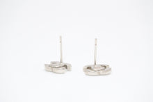 Load image into Gallery viewer, CHANEL シャネル ココマーク ピアス 重量約1.4g 09C刻印 ラインストーン メタル シルバー 両耳用 美品 中古 4b12970