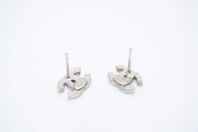 Load image into Gallery viewer, CHANEL シャネル ココマーク ピアス 重量約1.4g 09C刻印 ラインストーン メタル シルバー 両耳用 美品 中古 4b12970