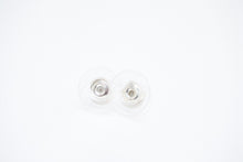 Load image into Gallery viewer, CHANEL シャネル ココマーク ピアス 重量約1.4g 09C刻印 ラインストーン メタル シルバー 両耳用 美品 中古 4b12970