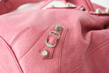 Load image into Gallery viewer, BALENCIAGA バレンシアガ ジャイアント ミニポンポン 2WAYハンドバッグ ピンク 285439 レザー シルバー金具 美品 中古 4b013416