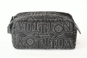 極美品 LOUIS VUITTON ルイヴィトン スノー カプセル コレクション ドップキット ナイロン ブラック M21435 ICチップ 中古 4b013178