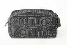 Load image into Gallery viewer, 極美品 LOUIS VUITTON ルイヴィトン スノー カプセル コレクション ドップキット ナイロン ブラック M21435 ICチップ 中古 4b013178
