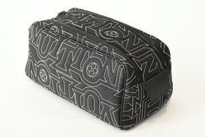 極美品 LOUIS VUITTON ルイヴィトン スノー カプセル コレクション ドップキット ナイロン ブラック M21435 ICチップ 中古 4b013178