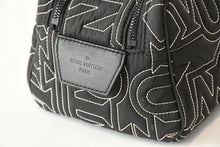 Load image into Gallery viewer, 極美品 LOUIS VUITTON ルイヴィトン スノー カプセル コレクション ドップキット ナイロン ブラック M21435 ICチップ 中古 4b013178