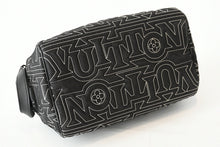 Load image into Gallery viewer, 極美品 LOUIS VUITTON ルイヴィトン スノー カプセル コレクション ドップキット ナイロン ブラック M21435 ICチップ 中古 4b013178