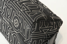 Load image into Gallery viewer, 極美品 LOUIS VUITTON ルイヴィトン スノー カプセル コレクション ドップキット ナイロン ブラック M21435 ICチップ 中古 4b013178