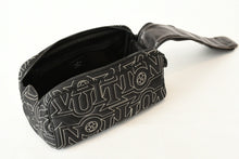 Load image into Gallery viewer, 極美品 LOUIS VUITTON ルイヴィトン スノー カプセル コレクション ドップキット ナイロン ブラック M21435 ICチップ 中古 4b013178
