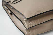 Load image into Gallery viewer, 極美品 HERMES エルメス KELLY DEPECHES 38 ケリーデペッシュ38 ブリーフケース O刻印 トリヨンクレマンス トゥルティエールグレー 中古 4b012174