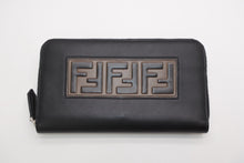 Load image into Gallery viewer, FENDI フェンディ FFロゴ ラウンドジップ 長財布 レザーウォレット レザー ブラック ブラウン シルバー金具 美品 中古 4b013235