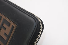 Load image into Gallery viewer, FENDI フェンディ FFロゴ ラウンドジップ 長財布 レザーウォレット レザー ブラック ブラウン シルバー金具 美品 中古 4b013235