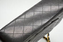 Load image into Gallery viewer, CHANEL シャネル マトラッセ25 Wフラップ Wチェーンショルダーバッグ A01112 2番台 ラムスキン ココマーク ブラック 美品 中古 4b013464