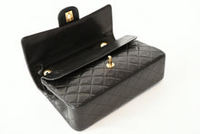 Load image into Gallery viewer, CHANEL シャネル マトラッセ25 Wフラップ Wチェーンショルダーバッグ A01112 2番台 ラムスキン ココマーク ブラック 美品 中古 4b013464