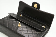 Load image into Gallery viewer, CHANEL シャネル マトラッセ25 Wフラップ Wチェーンショルダーバッグ A01112 2番台 ラムスキン ココマーク ブラック 美品 中古 4b013464