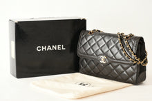 Load image into Gallery viewer, CHANEL シャネル マトラッセ Wフラップ Wチェーンショルダーバッグ A2800 2番台 ラムスキン ココマーク ブラック パリ限定 美品 中古 4b013463