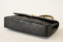 Load image into Gallery viewer, CHANEL シャネル マトラッセ Wフラップ Wチェーンショルダーバッグ A2800 2番台 ラムスキン ココマーク ブラック パリ限定 美品 中古 4b013463