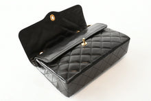 Load image into Gallery viewer, CHANEL シャネル マトラッセ Wフラップ Wチェーンショルダーバッグ A2800 2番台 ラムスキン ココマーク ブラック パリ限定 美品 中古 4b013463