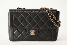 Load image into Gallery viewer, 極美品 CHANEL シャネル マトラッセ25 Sフラップ Wチェーンショルダーバッグ 3番台 ココマーク ラムスキン ブラック ゴールド金具 中古 4b013462