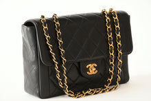 Load image into Gallery viewer, 極美品 CHANEL シャネル マトラッセ25 Sフラップ Wチェーンショルダーバッグ 3番台 ココマーク ラムスキン ブラック ゴールド金具 中古 4b013462