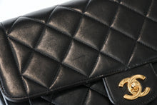 Load image into Gallery viewer, 極美品 CHANEL シャネル マトラッセ25 Sフラップ Wチェーンショルダーバッグ 3番台 ココマーク ラムスキン ブラック ゴールド金具 中古 4b013462