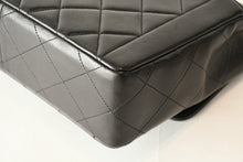 Load image into Gallery viewer, 極美品 CHANEL シャネル マトラッセ25 Sフラップ Wチェーンショルダーバッグ 3番台 ココマーク ラムスキン ブラック ゴールド金具 中古 4b013462